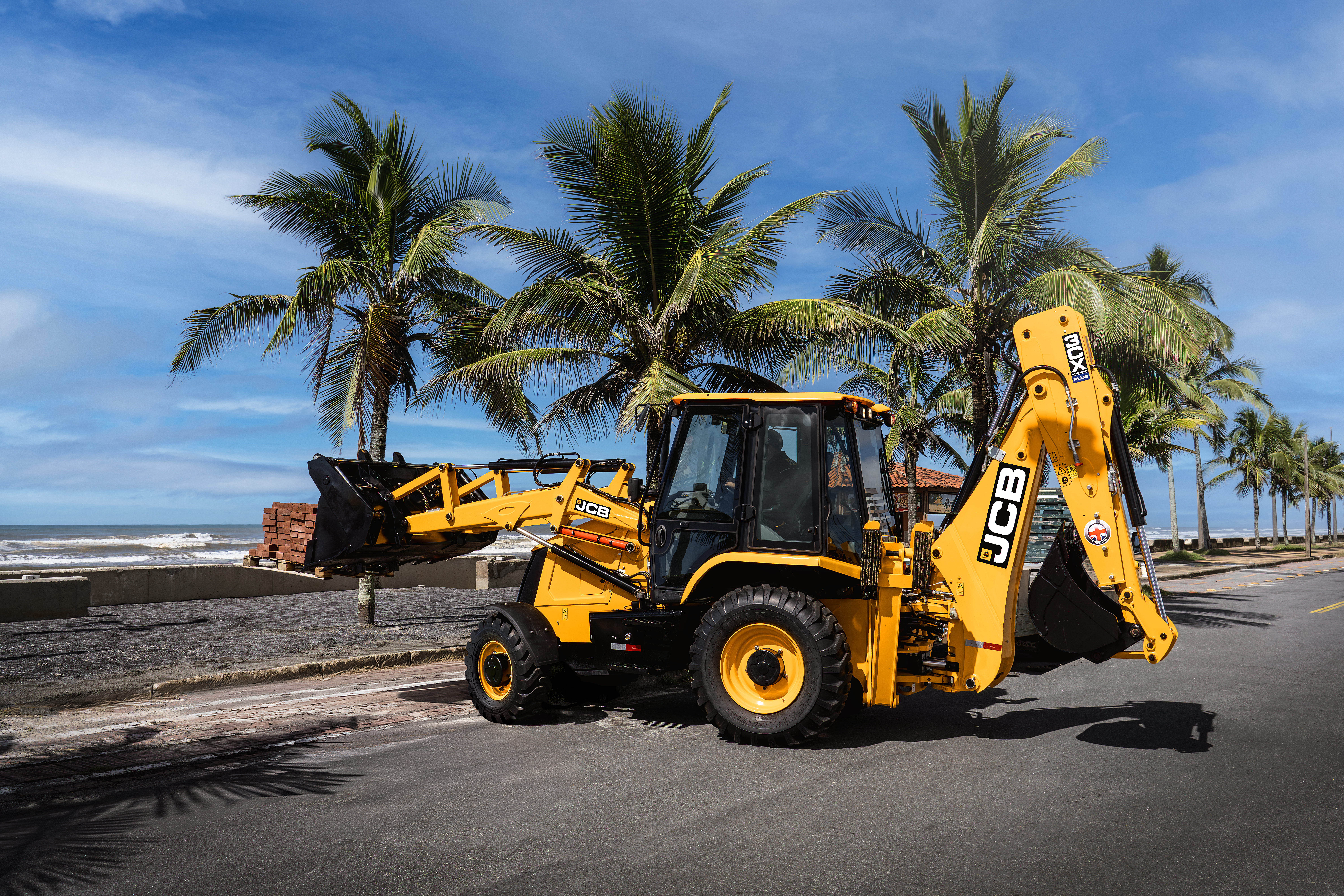JCB produz em Sorocaba a nova retroescavadeira 3CX Plus