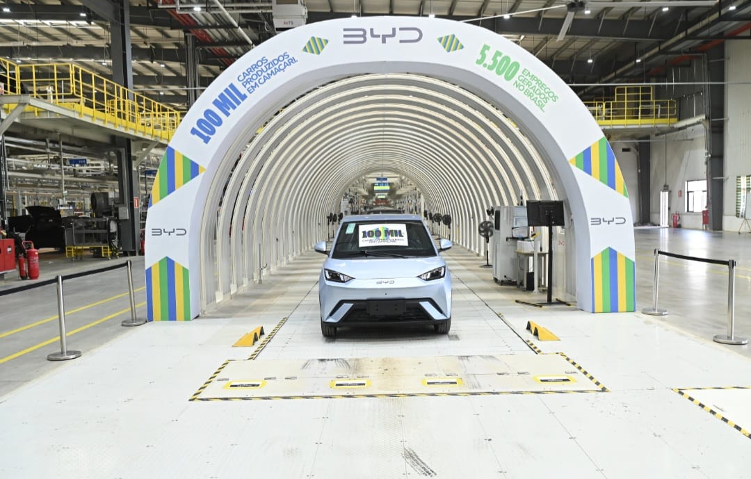 Com 5,5 mil trabalhadores, BYD atinge produção de 100 mil eletrificados