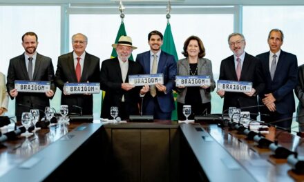 Com Lula, Anfavea comemora produção de 100 milhões de veiculos