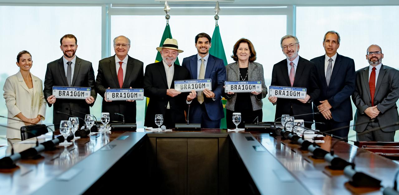 Com Lula, Anfavea comemora produção de 100 milhões de veiculos