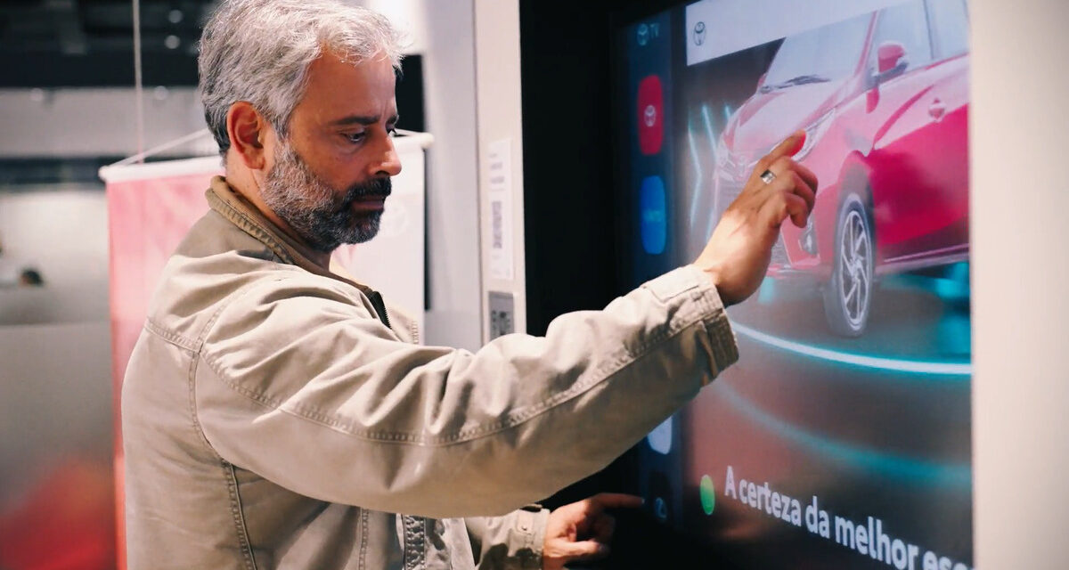 Toyota acelera digitalização das concessionárias em parceria com a Samsung