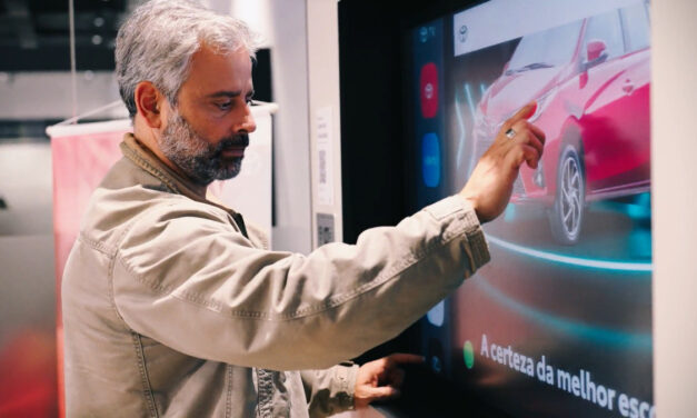 Toyota acelera digitalização das concessionárias em parceria com a Samsung