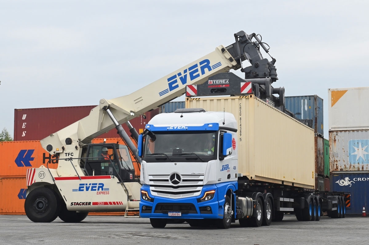 Ever Express amplia frota de caminhões com a Mercedes-Benz