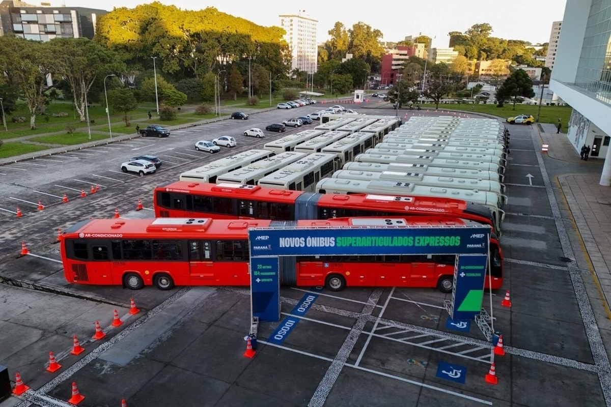Mercedes-Benz entrega os primeiros Superarticulados em Curitiba